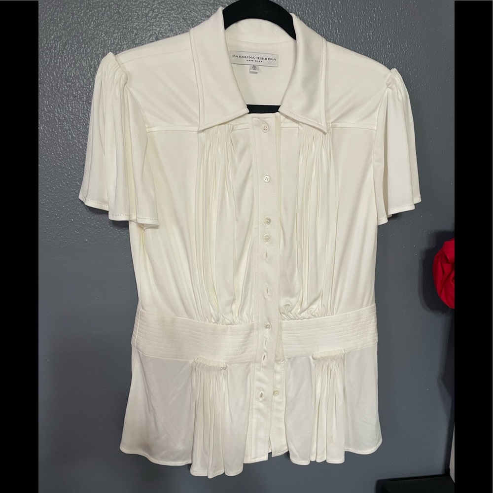 Carolina Herrera NWOT button down Pleated accents Cream color Blouse .